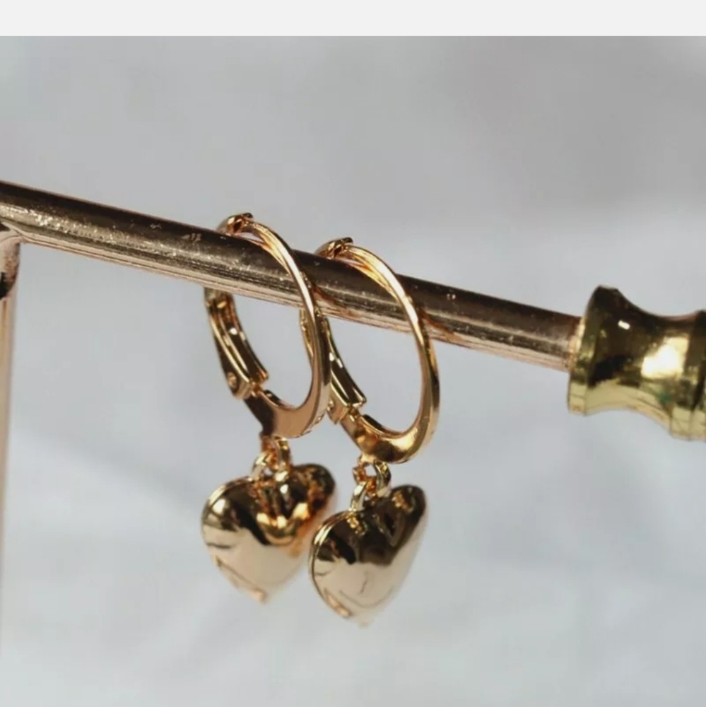 **New 18k heart❤ Gold Stud Earrings - Picture 3 of 8